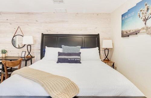 Lakeland House | Palm Studio Apartment near Lake Hollingworth