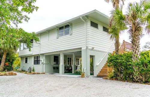 Melbourne Village Apartment | Palm View: Secluded Oasis in Melbourne Village