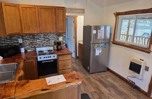 Timberon Cabin | Pawnee Pines Tiny Cabin - Forest Deck & Fast WiFi