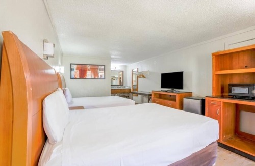 Richmond Hotel | Peaceful 2-Room Stay at Garden Inn – Near Silver Lake & Dining with Free Parking