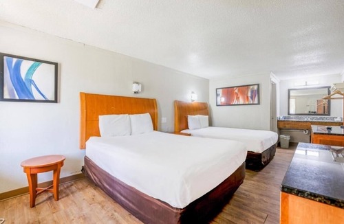 Richmond Hotel | Peaceful 2-Room Stay at Garden Inn – Near Silver Lake & Dining with Free Parking