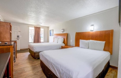 Richmond Hotel | Peaceful 2-Room Stay at Garden Inn – Near Silver Lake & Dining with Free Parking