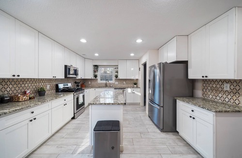 Huffman House | Peaceful 2BR Sanctuary - King Bed- Your Home Away From Home