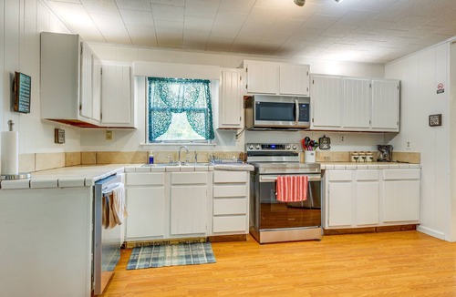 Jackson House | Peaceful Alabama Vacation Rental w/Large Deck