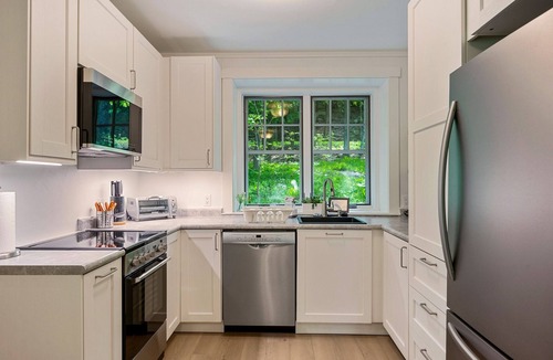 Ephraim House | Peaceful Getaway | Walk to Bay & Town