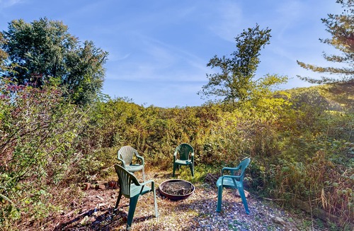Oxford House | Peaceful lakeside retreat with prairie views, fire pit, grill, kayaks & canoe