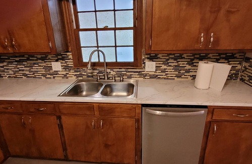 Albany House | PEACEFUL SPACIOUS CENTRALLY LOCATED HOME IN VERY SAFE QUIET AREA