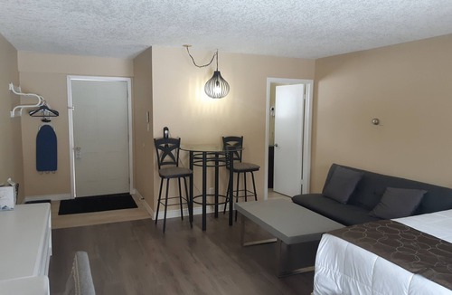 Colpoys Bay Hotel | Peninsula Motel