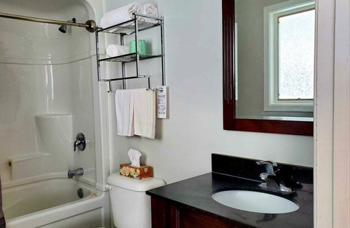 Colpoys Bay Hotel | Peninsula Motel