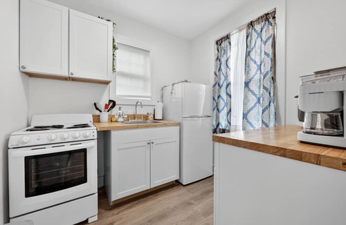 South Pensacola Cottage | Pensacola Cozy Studio