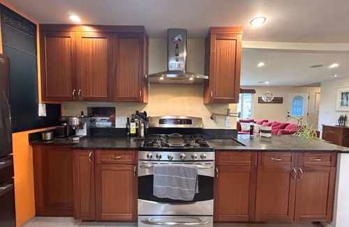 Shoreline House | Perfect Basecamp to explore the PNW and FIFA World Cup, easy walk to lightrail