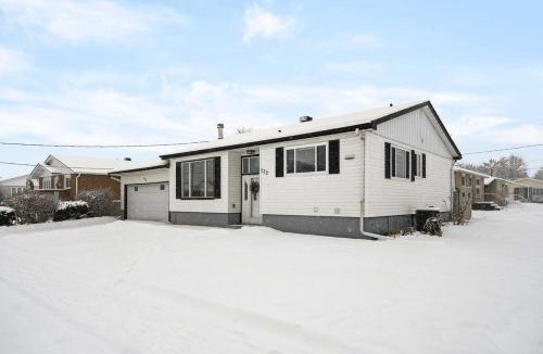 Cornwall House | Perfect Group Stay in Cornwall 3 Bedroom and Theater Room
