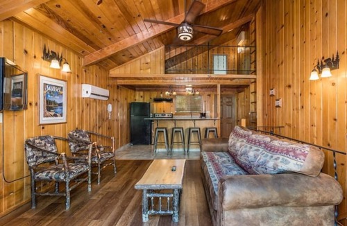 Bass Lake Hotel | Pet-Friendly Chalet with Breakfast (Select Stays) Near Bass Lake & Scenic Trails