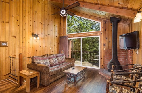 Bass Lake Hotel | Pet-Friendly Chalet with Breakfast (Select Stays) Near Bass Lake & Scenic Trails