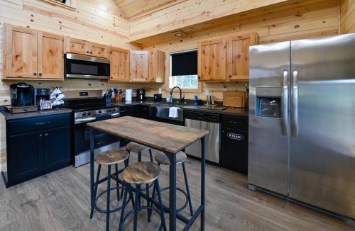Chaplin House | Pet-Friendly Home w/Hot Tub & Yard in Willisburg!