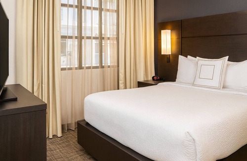 Arts/Warehouse District Hotel | Pet-friendly Hotel! Full Kitchen, Free Breakfast, Outdoor Pool, Near Audubon Zoo