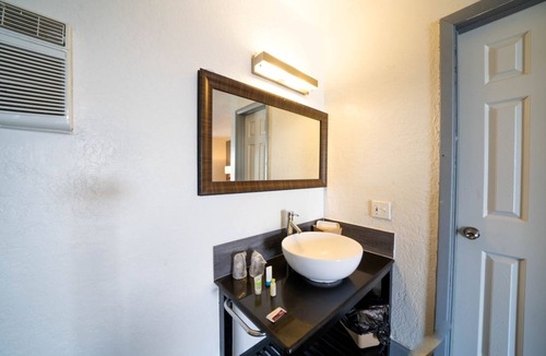 Ocala Hotel | Pet-Friendly King Bed Room w/Private Bath Near Nature Parks