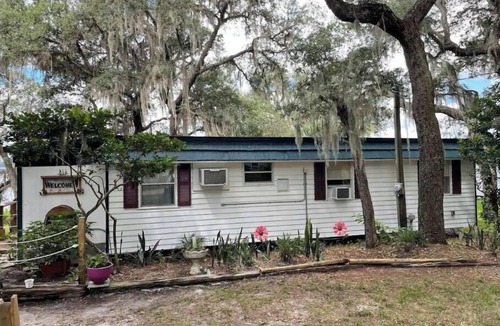 Florahome Cottage | Pet Friendly "Reel Chill" Lakehouse