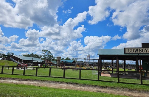 River Ranch Apartment | Pet-Friendly River Ranch Escape Walk to Rodeo & Ranch Activities