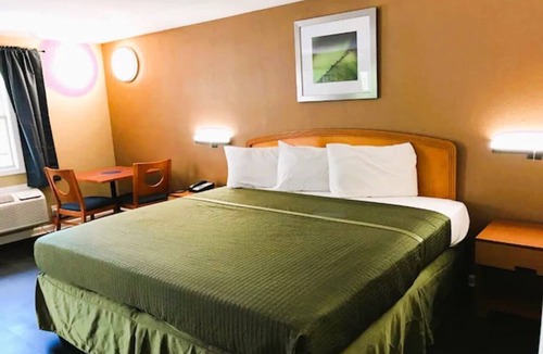 Governor's Walk Hotel | Pet-Friendly Room with Free Parking near Donald L. Tucker Civic Center