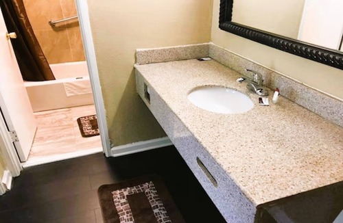 Governor's Walk Hotel | Pet-Friendly Room with Free Parking near Donald L. Tucker Civic Center