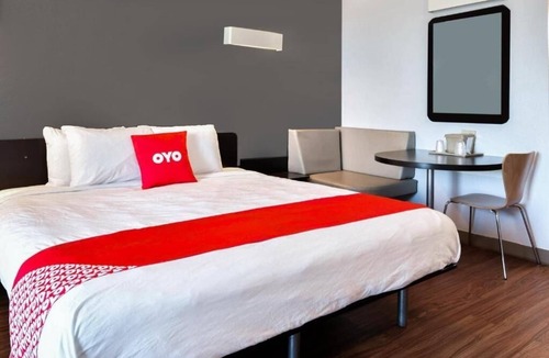 Valdosta Hotel | Pet Friendly Room With Parking Near BBQ And Family Fun