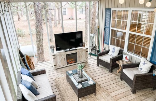 Dauphin Island House | Pet Friendly Tranquil Cottage with Fire-Pit & Hot Tub Minutes to BEACHES