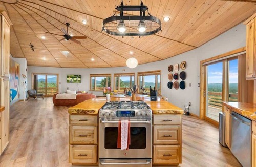 Williams House | Pickleball, Jacuzzi, Grand Canyon, Sleeps 16