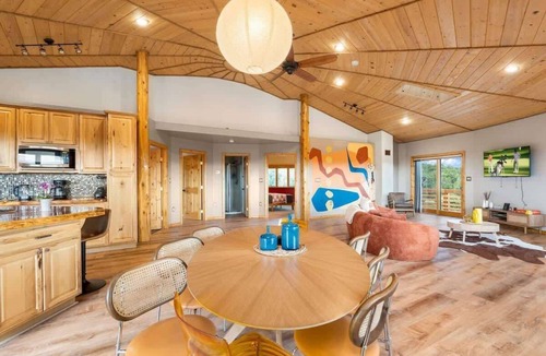 Williams House | Pickleball, Jacuzzi, Grand Canyon, Sleeps 16
