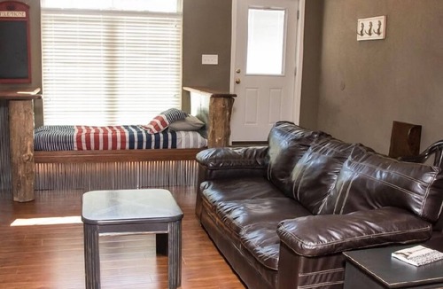 Hannibal Apartment | Pilot House Condo 2BR 1BA Sleeps 5