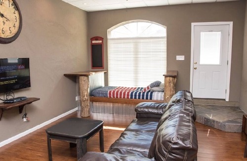 Hannibal Apartment | Pilot House Condo 2BR 1BA Sleeps 5
