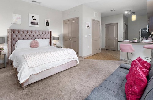 Uptown District Apartment | PINK STUDIO APT IN HEART OF DOWNTOWN