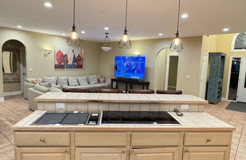 Three Oaks House | Play @ The Hideaway - hot tub, sauna, gymnasium