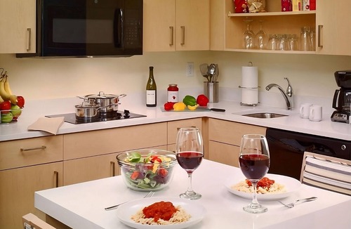 Auburn Hills Hotel | Pleasant Stay, Convenient Location! Full Kitchen, Outdoor Pool, Pets Allowed