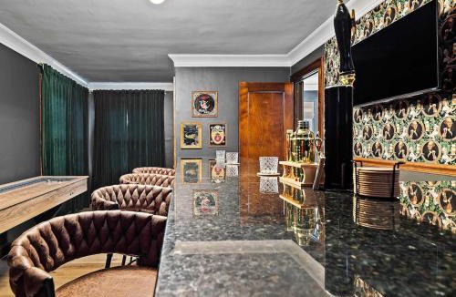 Berea House | Poker-Bar-Shuffleboard-Firepit-Walkable-Sleeps 10