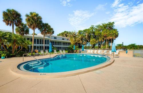 Welaka House | Pool Access & Lanai: Riverfront Welaka Condo!