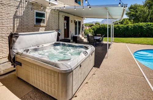 Roy Apartment | Pool & Hot Tub Access: Luxury Roy Oasis!