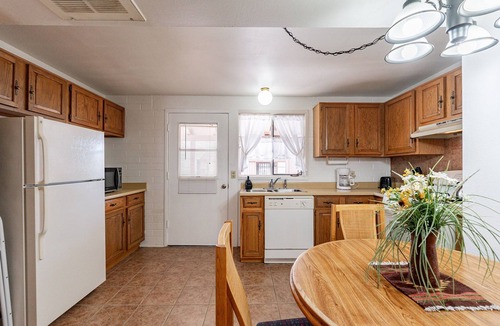Green Valley Villa | POOL in Front & Full Size Washer/Dryer