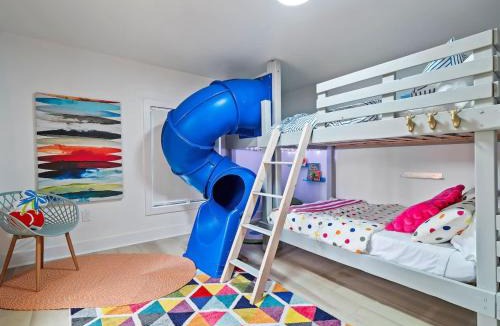 Highland Square House | PoolTable - Hot Tub - FirePit - Games - Bunk Slide - Wet Bar