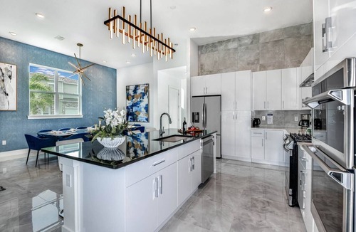 Loughman House | Posh Home w Sci-Fi Theme BR, Arcade, Theater, Game Loft, Spa Pool - Near Disney