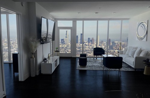 View Park-Windsor Hills Apartment | Premiere Luxury 2 bd + Bonus Room/2 bth DTLA Penthouse