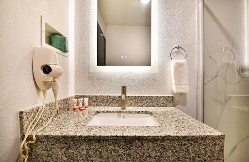 Shreveport Apartment | Premium King Bed Smoking
