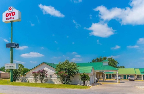 Sweet Home Apartment | Premium King Bed | Yoakum West