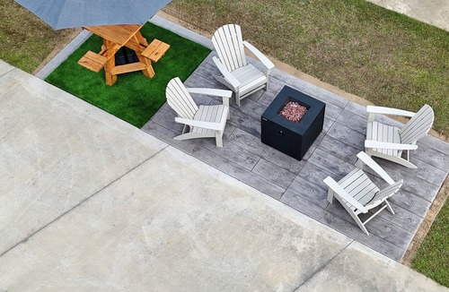 Oak RV Rental | Premium Pull-Thru RV Pad #41 - Fire Pit, Pool & Beaches