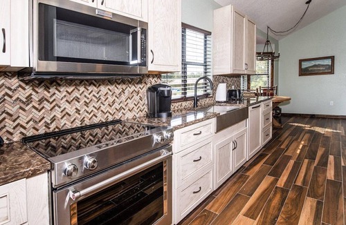 Bronson Resort | Premium Queen One-Bedroom Cottage