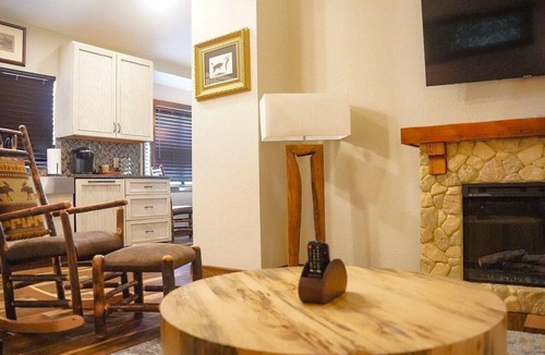 Bronson Resort | Premium Queen One-Bedroom Cottage