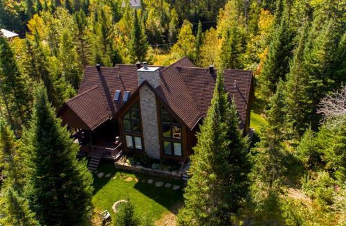 St-Adolphe-d'Howard Ski Chalet | Prestige In Nature Hot tub 15min Ski resort Luxury Master Bedroom Wifi Games & more !
