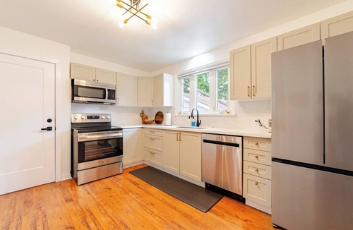 Whitby House | Private backyard retreat ✔️hot tub ✔️parking ✔️2 king beds ✔️family/pet friendly
