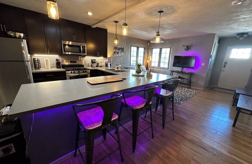 Parkland Hills House | Private house in a safe area, close to Nob Hill, UNM, Airport, Netflix, and KAFB