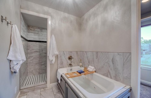 Norman House | Private Pool Sleeps 14 3 King Beds Near OU
